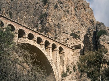 İspanya 'da Endülüs' te Caminito del Rey kanyonunun kenarına gömülü köprü ve tünel altyapısının yakın çekimleri