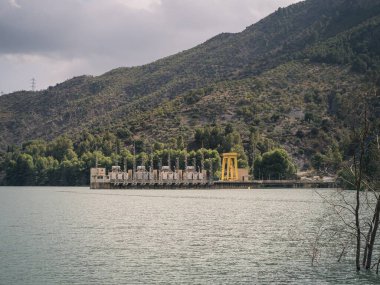 El Caminito del Rey yakınlarındaki Guadalhorce nehrindeki bir hidroelektrik santralinin tesisleri, İspanya, Endülüs, yeşil yenilenebilir enerji