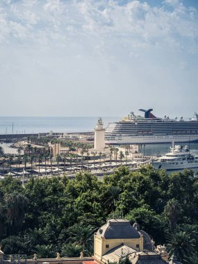 La Farola deniz feneri ve Endülüs, İspanya 'da demirli büyük yolcu gemileriyle Malaga limanı.