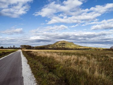 Bir bisiklet yolu ve Balatonfelvideo 'daki Szent Gyorgy-hegy adlı tepe sonbahar, Balaton bisiklet rotası, bulutlu gökyüzü, sonbahar sonbahar sonbahar renkleri