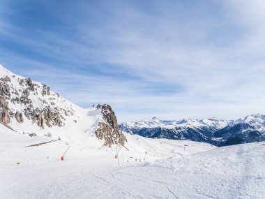 Serre Chevalier, Briancon, Fransa 'daki karla kaplı dağların manzarası. Manzara kayak pistleri, kayalık oluşumlar ve kış sporları için mükemmel açık bir gökyüzü içerir..