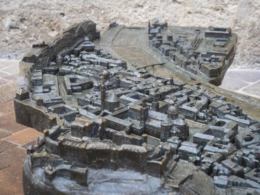 Salzburg, Avusturya - 03 / 18 / 2024: Salzburg, Avusturya 'nın tarihi mimarisi, kiliseleri ve kalesinin ayrıntılı bronz modeli. Şehrin kentsel manzarasının dokunsal bir temsili.