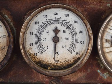 Paslı, kırık bir termometreye yakın çekim, toprak ve aşınmayı sembolize eden iklim değişikliği, küresel ısınma ve zaman içindeki çevresel değişimleri ölçmenin kırılganlığı..