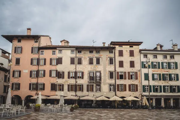 Piazza Giacomo Matteotti, Udine, İtalya 'daki tarihi binaların manzarası. Yaşlanmış cepheler, ahşap kepenkler ve açık hava kafeler bu canlı meydanda büyüleyici bir Avrupa atmosferi yaratıyor..