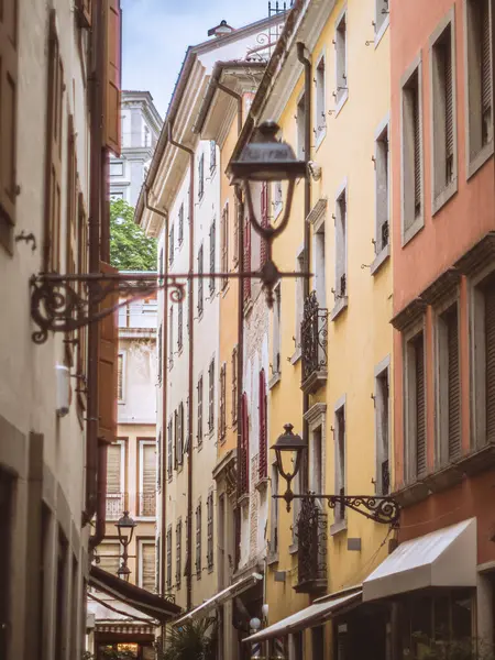 İtalya 'nın Udine şehrinde renkli tarihi binalar, dekoratif lambalar ve pencerelerle dolu büyüleyici dar bir cadde. Sıcak renkler ve klasik mimari, zamansız bir Avrupa atmosferini çağrıştırıyor.