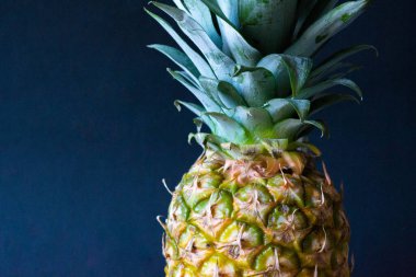 Koyu bir arka planda ananas yakın çekimi