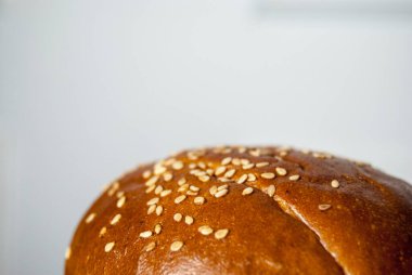 Susamlı Brioche burger ekmeği, yakın plan.