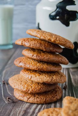 Lezzetli bal zencefilli kurabiye, yığın, süt bardağı, kurabiye kavanozu.