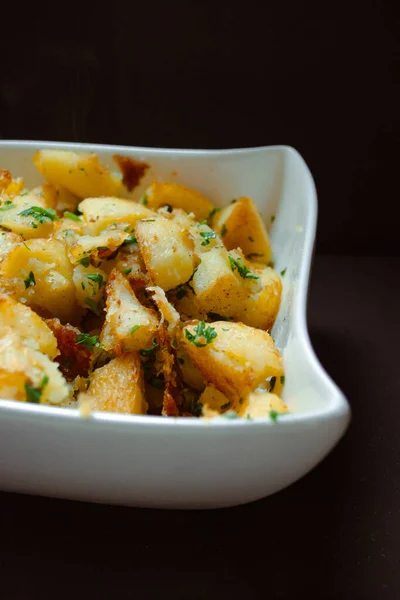 Çıtır Altın Sarısı Lezzetli Baharatlı Otlu Kızarmış Patates — Stok fotoğraf