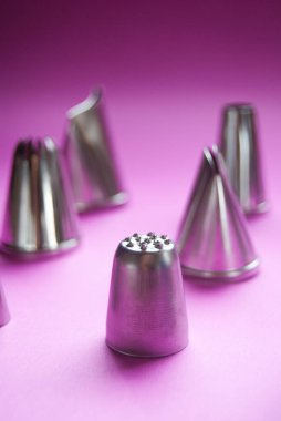 Pembe arka plan, başlıklar, pasta dekorasyonu, metalik, paslanmaz çelik pişirme araçları, yakın çekim