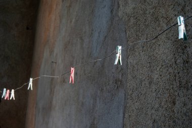 Renkli askıları olan metal teller, açık hava, köy, kır hayatı, kırsal, doğa.