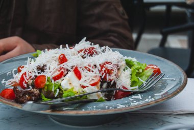 Taze salata tabağı karışık sebzeler, taze sebzeler.