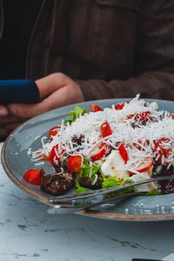 Taze salata tabağı karışık sebzeler, taze sebzeler ve peynir.