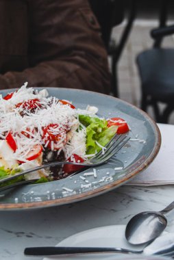 Taze salata tabağı karışık sebzeler, taze sebzeler ve peynir.