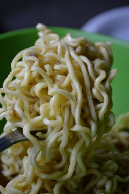 Bir kase içinde anlık erişte