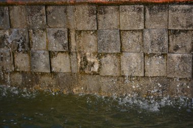 Suyun duvarının dikey görüntüsü.