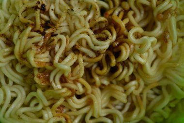 domuz eti ve sebze erişte.