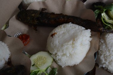 Tavuk ve sebzeli kızarmış pirinç.