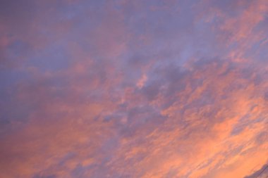 Renkli gün batımı ve gökyüzündeki bulutlar.