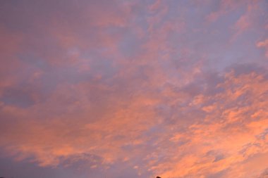 Güzel gün batımı gökyüzü bulutlu