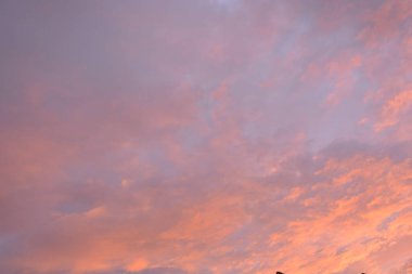 Güzel gün batımı gökyüzü bulutlu