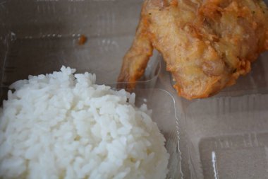 Kızarmış tavuk ve pilav