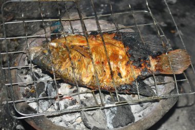 Izgarada kızarmış balık..