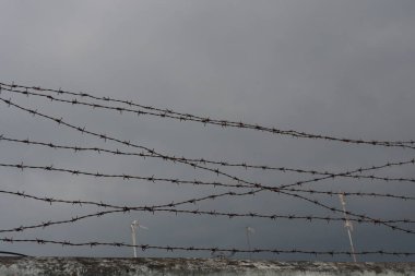 Gökyüzüne karşı dikenli tel örgü