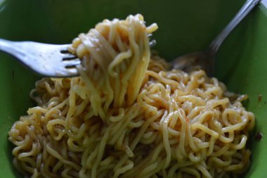 Tavuk ve sebzeli erişte.