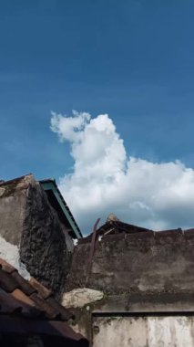 Köydeki evin manzarası