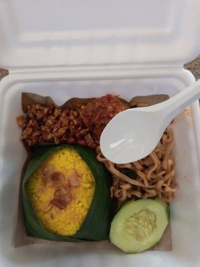 Asya mutfağı. Sebzeli kızarmış domuz ve beyaz tabakta pilav.