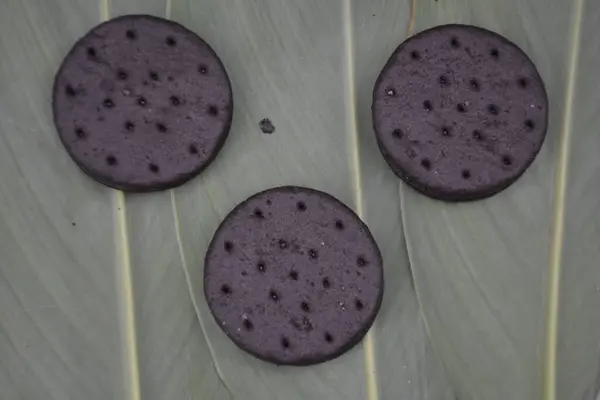 Tahta arka planda taze taze kivi.