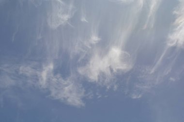 Mavi gökyüzü ve bulutlar arka plan