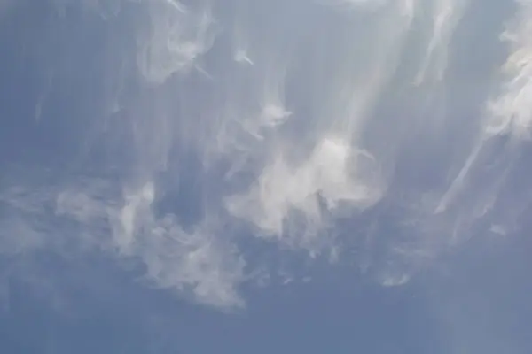 Mavi gökyüzü ve bulutlar arka plan