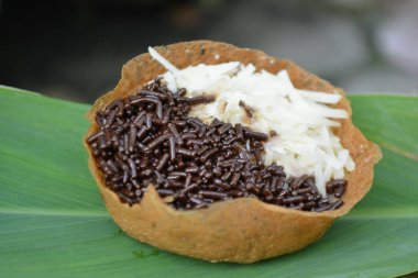 pirinç keki ve muz yaprağı.