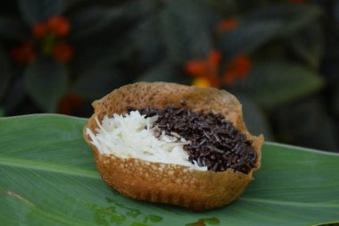 Hindistan cevizi kremalı ve çikolatalı hindistan cevizli kek.