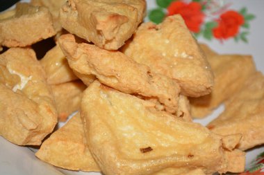 Markette kızarmış tavuk.