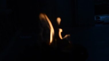 Siyah arkaplanda yangın alevi