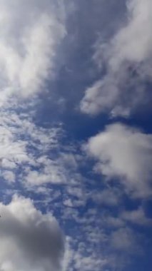 Bulutlu mavi gökyüzü. tasarım için arkaplan