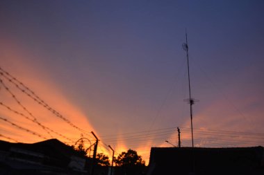 Güneşli gün batımı gökyüzü.