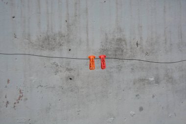 Kablolu kırmızı ve beyaz beton duvar