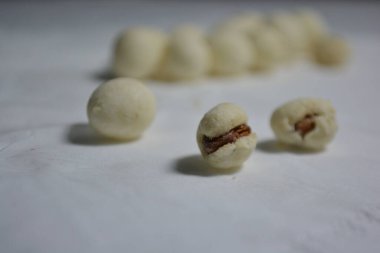 Beyaz arka planı olan çikolatalı şeker.