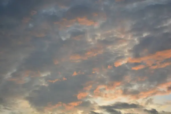 Akşamları bulutlu dramatik gökyüzü