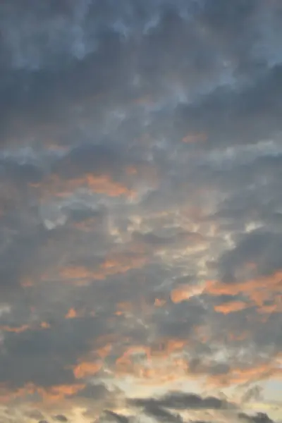 Güzel gün batımı gökyüzü bulutlu