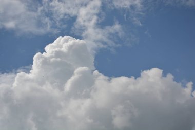 Arka planda mavi gökyüzü olan bulutlar