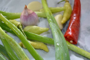 Pişirmek için taze sebze.