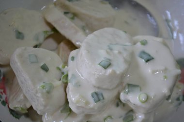 Kremalı ve ekşi kremalı tavuk göğsü.