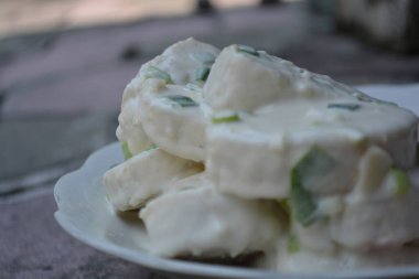 Masada taze ev yapımı peynir var.