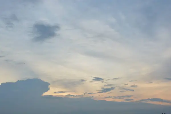 Güzel gün batımı gökyüzü bulutlu