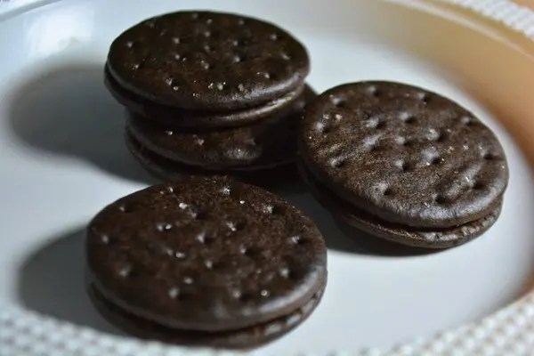 Beyaz arkaplanı olan bir yığın çikolatalı kurabiyeyi kapat.